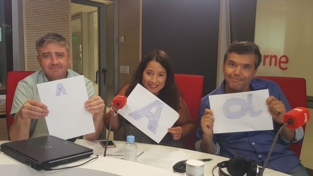 ¿Te imaginas una persona que solo hable con la A? @MenendezRNE <a href="/ramonaranguena/">ramonaranguena</a> y <a href="/evacordon/">Eva Cordón</a> la han entrevistado en <a href="/LasMananas_rne/">Las Mañanas de RNE</a>. Se llama Tamara Sagasta Parada, es azafata y <a href="/CapitanCarallo/">El Capitán Carallo</a> tiene algo que ver con ella 🔊 rtve.es/a/5302059