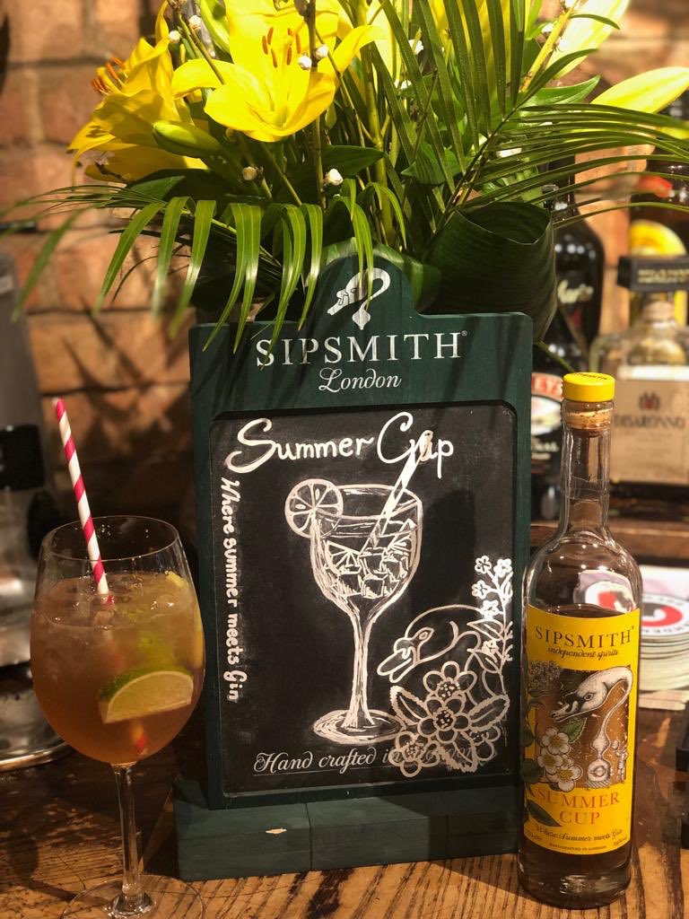 suns out... summer cup is out😁 come and join us in our lovely beer garden ready for the 30° weekend☀️🍹
•
#openforbusiness #summervibes #spritz #sipsmith #beergarden #tan #drink #thursdaymotivation #family #snacks #food #bites #icecream #fun #relaxation #refresh #prepare
