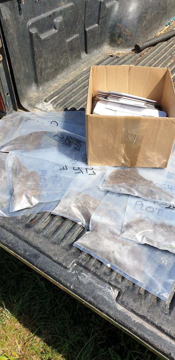 herts_agri's tweet image. Just collected some soil samples to test for heavy metals in Woburn. Beautiful Day! #beds #woburn #rothamsted #soilscience #trimblegps