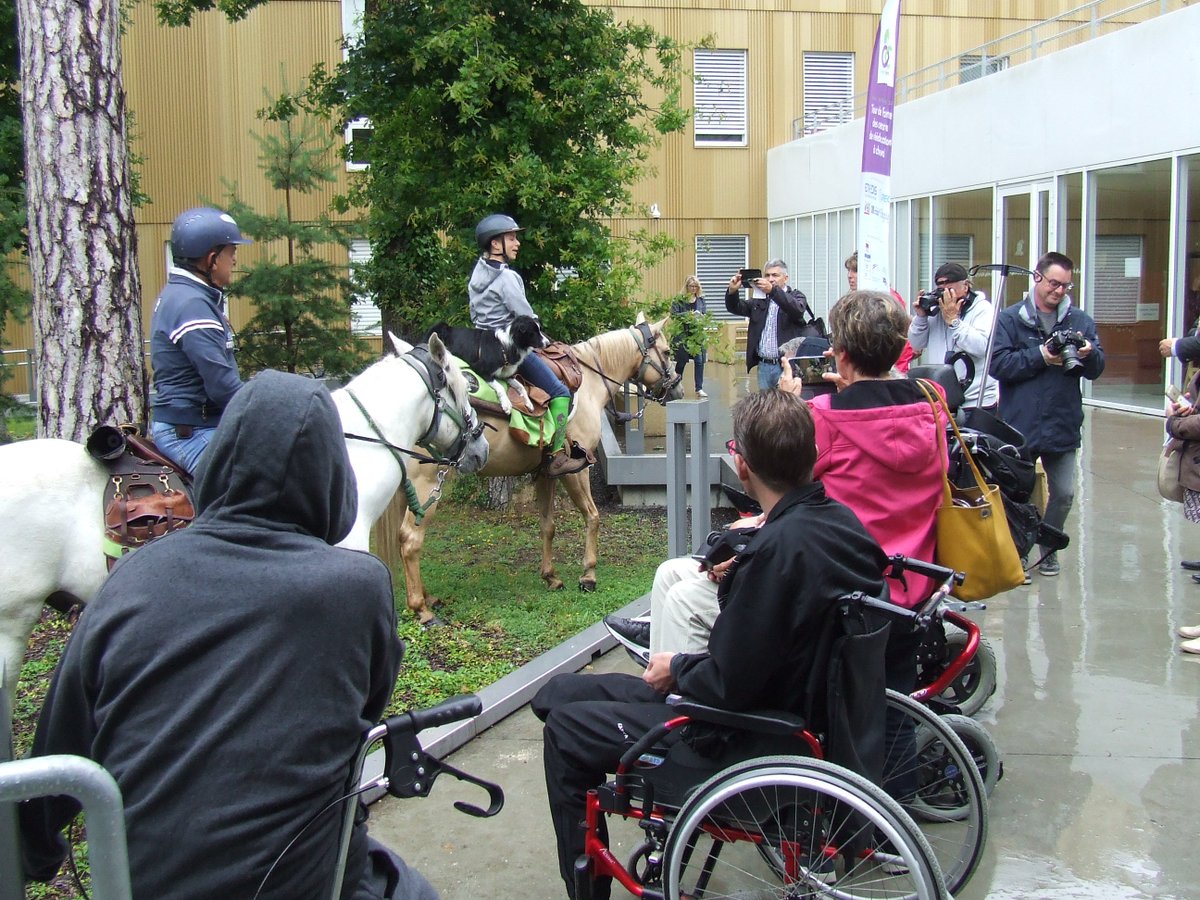 FEHAP_PdL's tweet photo. Aurélie Brihmat, jeune femme amputée d'une jambe, poursuit son tour de France à cheval.
Le 24 juin, elle faisait étape au Centre MPR Côte d’Amour (adhérent @FEHAP_actu) à Saint-Nazaire.
➡️ En savoir + sur le projet #Handidream : https://t.co/0nxzyRbGXu https://t.co/oSDaCobfFR