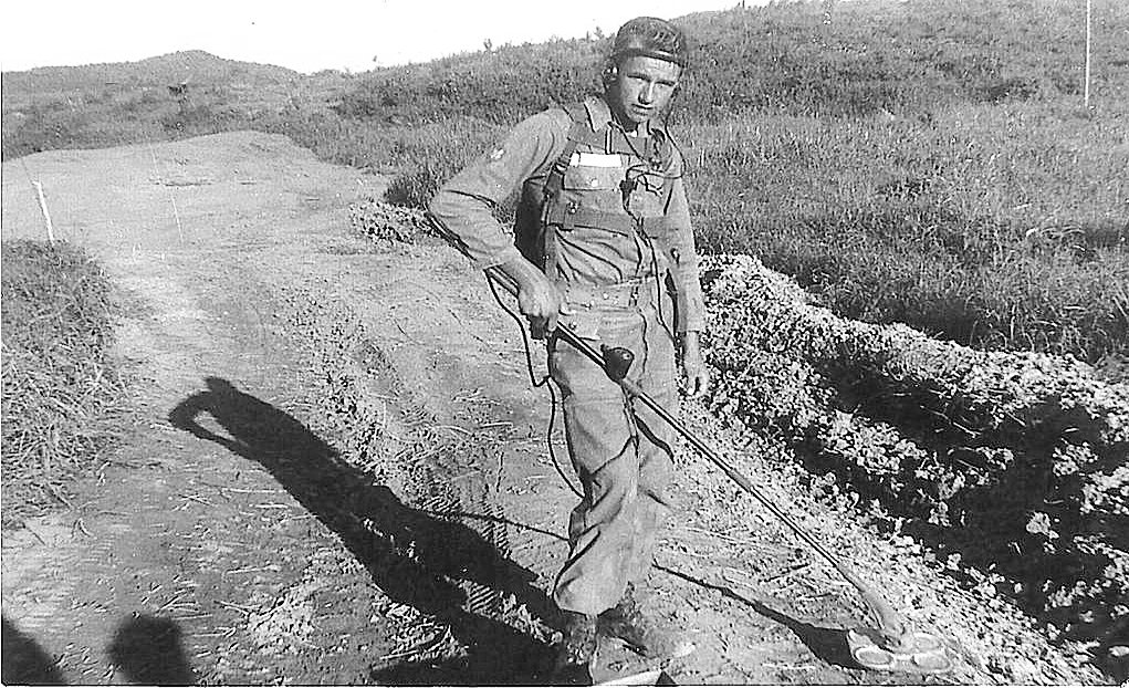 Korean_DMZ_Vets's tweet photo. Early 1960s - Up on the Z - Soldier from the 1st Cavalry Division sweeping the road for North Korean mines!
#upontheZ #koreandmzvets #1960s #korea #rok #koreandmz #dmzvets #dmzwar #1stcavalrydivision #eusa #usfk https://t.co/XSCZvk4Fp5