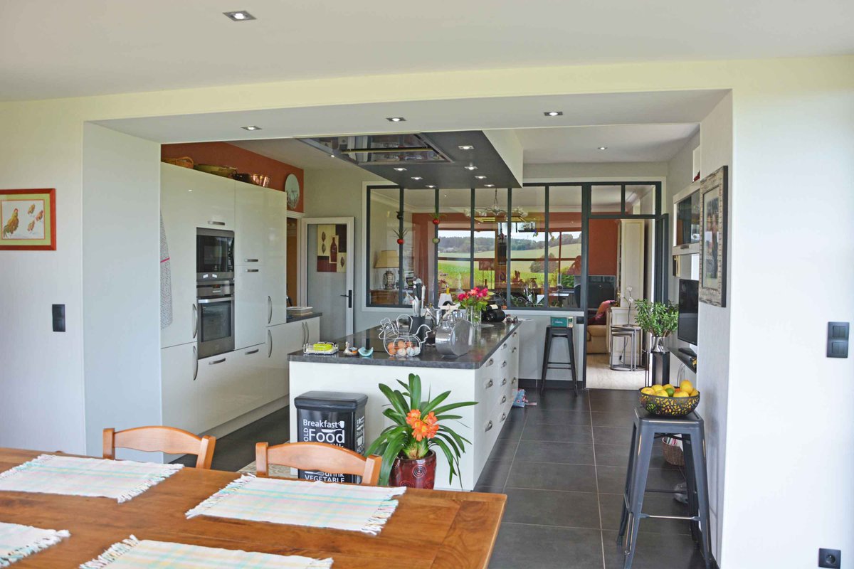 [RÉALISATIONS] Cette extension de maison moderne à toit plat abrite une cuisine qui a été intégralement repensée. Elle offre un réel espace de convivialité tournée vers le jardin et laisse place à une pièce de vie baignée de lumière. Plus de photos : bit.ly/31Zdt0q