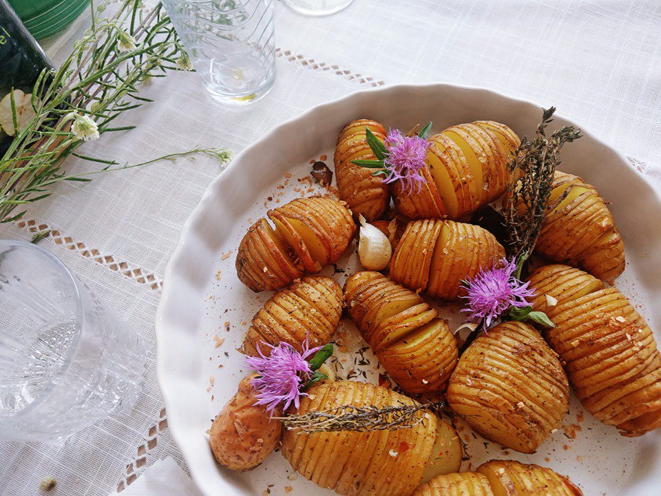 voo_fr's tweet photo. Les convives de nos Ambassadeurs #DinerDefi semblent conquis par leurs réalisations : en salade, sautées, rissolées, une chose est sûre : les pommes de terre mettent tout le monde d’accord ! @_CNIPT https://t.co/WNorGuBjUy