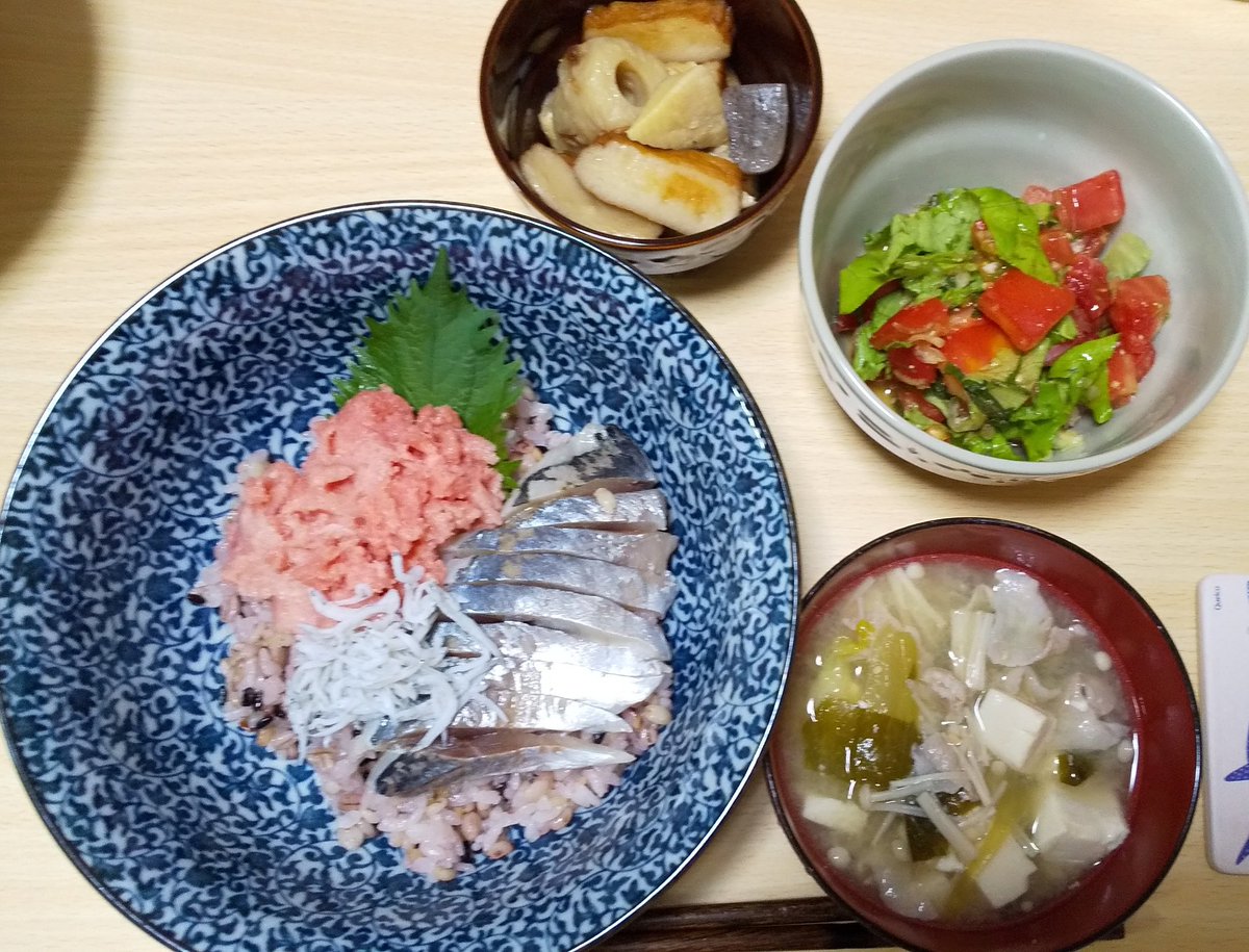 嫁メシ 贅沢海鮮丼 煮物 トマトと香味野菜のめんつゆ和え 野菜豚汁 たっぷりお魚がつまった海鮮丼に悶絶 おかずの煮物もいい感じ めんつゆ和えもすっきり食べられる 豚汁 豚と野菜が一緒に食べられて これだけでもおかずになりそうなボリュームが 嫁メシ 贅沢海鮮丼 煮物 トマトと香味野菜のめんつゆ和え 野菜豚汁 たっぷりお魚がつまった海鮮丼に悶絶 おかずの煮物もいい感じ めんつゆ和えもすっきり食べられる 豚汁 豚と野菜が一緒に食べられて これだけでもおかずになりそうなボリュームが