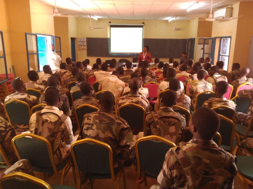 UNHCRNiger's tweet photo. Le #clusterprotection du #Niger a offert la formation à 150 militaires nigerien, qui vont être déployer sur le terrain, sur la protection des civiles dans un contexte de déplacement de population. 🤝 Ensemble! https://t.co/j9saZOQ9lD