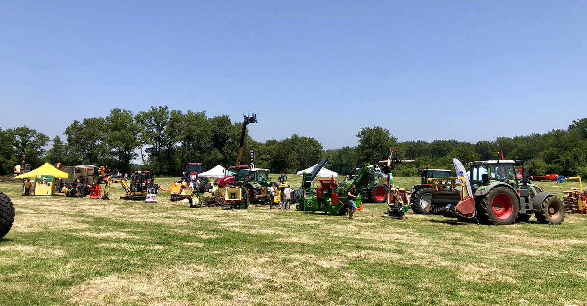 MaxChampopro's tweet photo. À st André sur vieux jonc, Haie’evenement avec les ETA du secteur. Venez voir du matériels équipé en @MichelinAgriFR https://t.co/ecBiAr9cYT