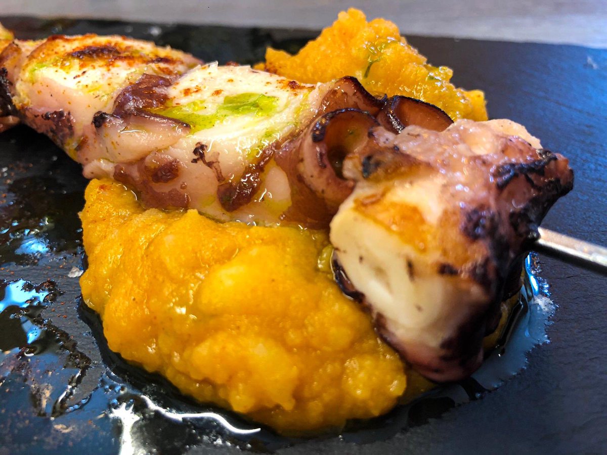 pulpopasion's tweet photo. Este jueves se mueve!! Está dando mucho de sí y acabamos de empezar. Mirad lo que nos tenían preparado en #DisTintoTaberna!!
🚀Tierra, mar y fuego; así llaman a su propuesta para #PulpoPasion. Delicioso!!
El #AlbaMartin de @BodMartinCodax viene de maravilla!! https://t.co/BS5oSHfWrm