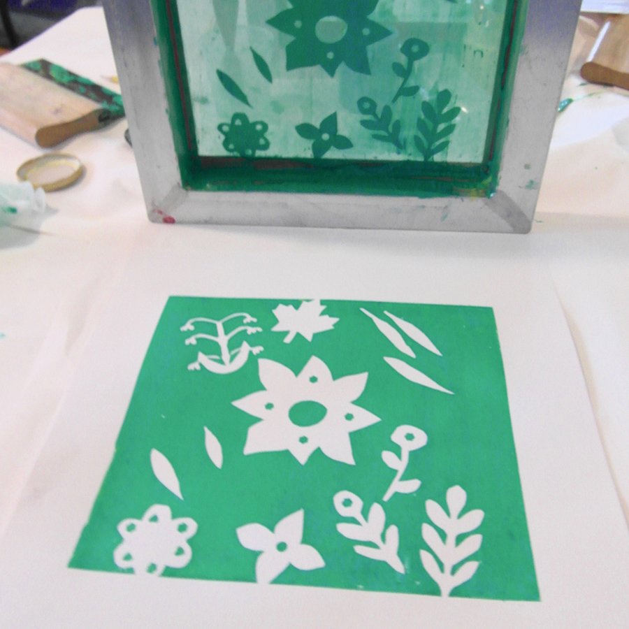 artlab_children's tweet photo. Fantastic #screenprinting session yesterday with my #afterschoolartclub. They loved using the squeegee to pull the ink through the screen, taking it in turns to screen print.
#kidsscreenprinting #artforkids #arteducation #artclub #kidsartclub #primaryschoolart #artfacilitator https://t.co/QpP2I0Ot8K