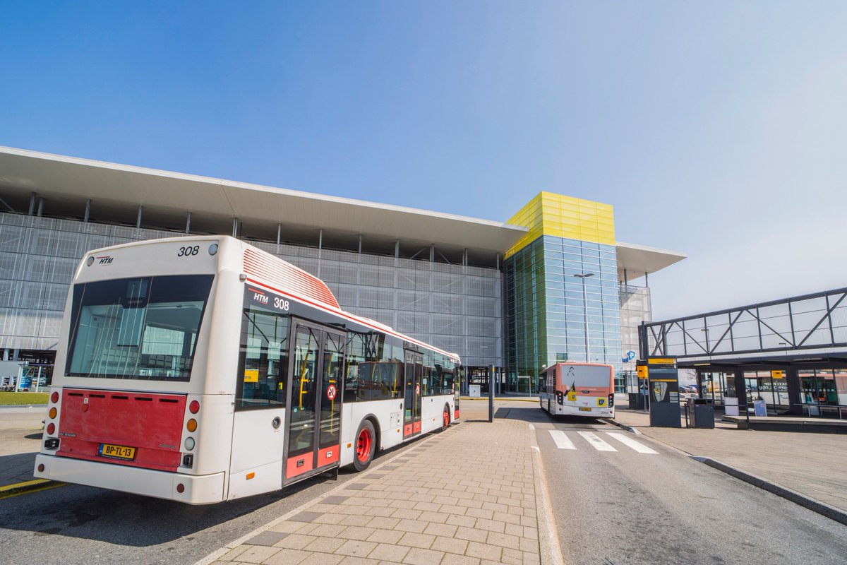 De blikvanger van de P3 Parkeergarage op Schiphol is de gele opbouw van het trappenhuis die zorgt voor herkenbaarheid en passagiers als een baken bij aankomst en vertrek eenvoudig de weg wijst. Zie voor meer info: lnkd.in/gyeXQyj #ZJA @BN_Parking zja.nl/nl/Parkeergara…
