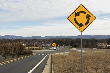 IIHS_autosafety's tweet photo. Roundabouts force drivers to slow down and all but eliminate the most severe kinds of crashes that happen at intersections - right angle, left turn and head-on collisions. https://t.co/daul2rYm5j