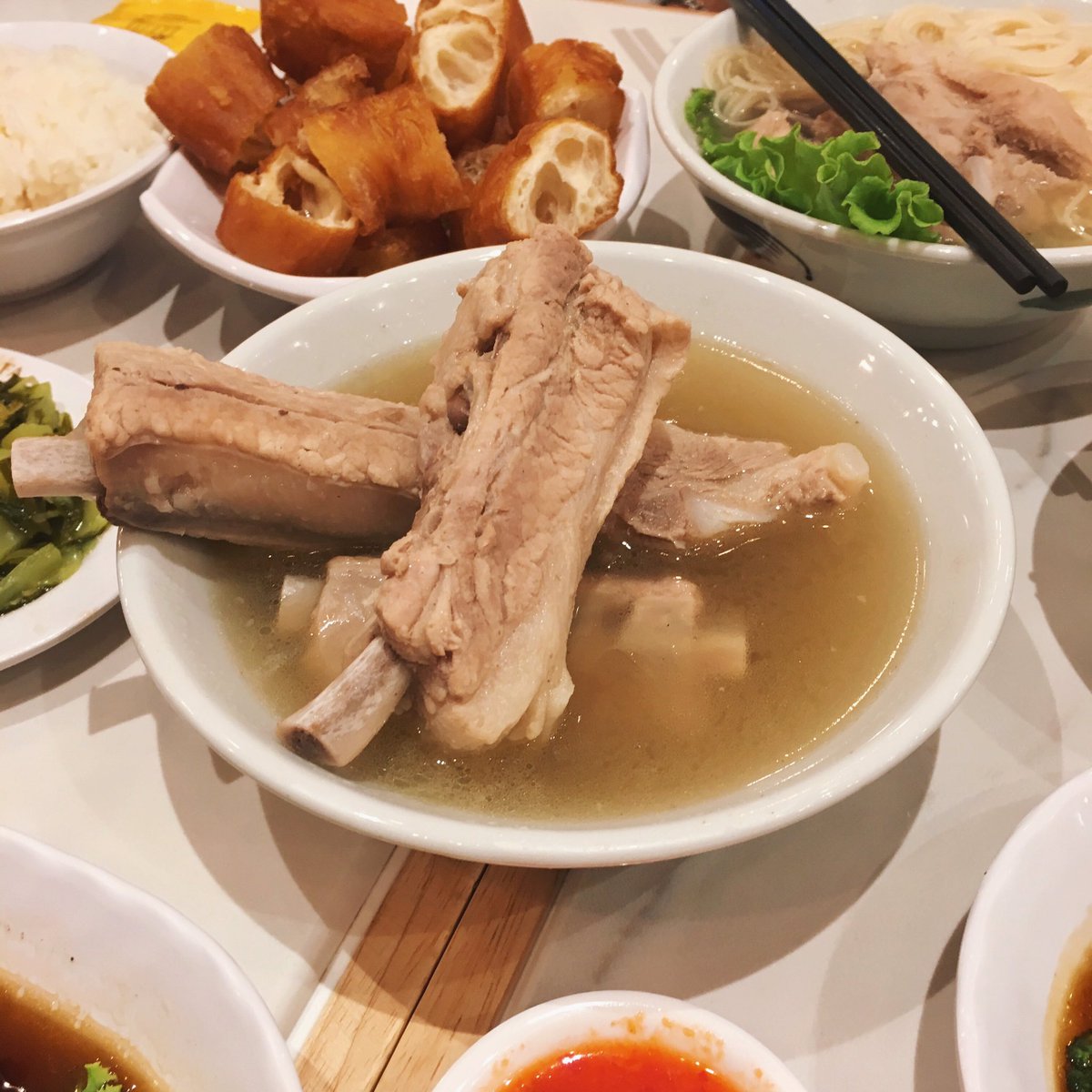 Saturdaysreview's tweet photo. 📌ร้าน Songfa Bah Kut Teh ที่ CTW บักกุ๊ดเต๋ น้ำใส เข้มข้น มีกลิ่นหอมพริกไทย เนื้อหมูเปื่อยๆเอาตะเกียบเขี่ยก็หลุดน้ำซุปเติมไม่อั้น เพิ่งเคยลองเอาปาท่องโก๋จิ้มกับบักกุ๊ดเต๋ตามพนงแนะนำ คือ��ีมาก! ส่วนเมนูตุ๋นคือชอบที่สุด ไส้อร่อยมากอะ ไปลองๆ #อร่อยไปเเดก #อร่อยจนต้องบอกต่อ @aroii https://t.co/eVfaQAAqmD