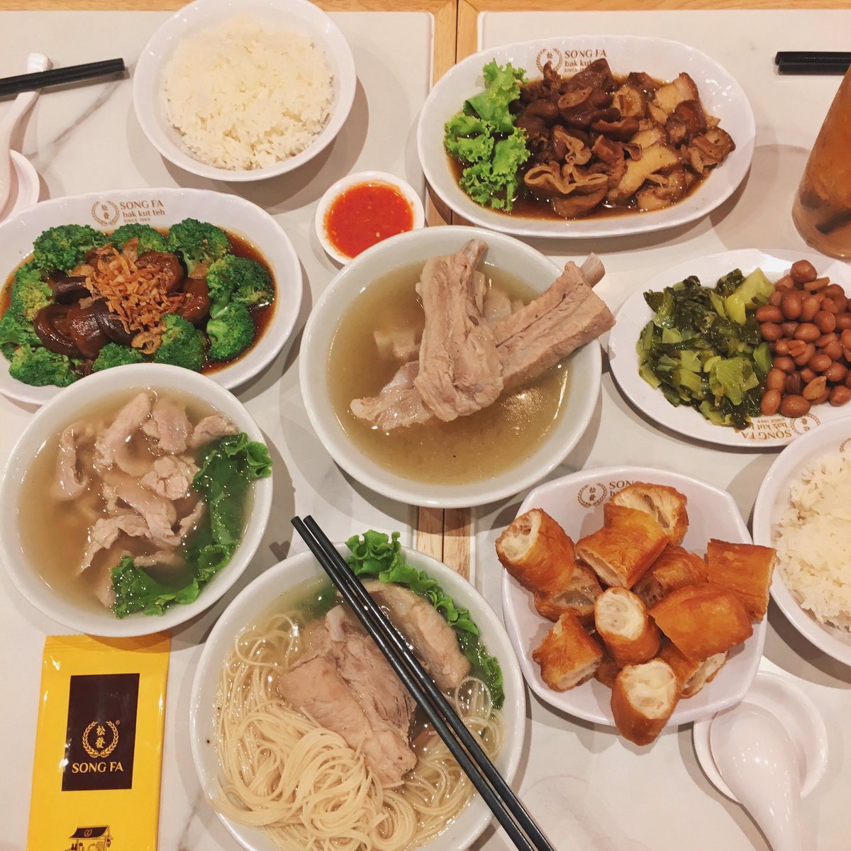 Saturdaysreview's tweet photo. 📌ร้าน Songfa Bah Kut Teh ที่ CTW บักกุ๊ดเต๋ น้ำใส เข้มข้น มีกลิ่นหอมพริกไทย เนื้อหมูเปื่อยๆเอาตะเกียบเขี่ยก็หลุดน้ำซุปเติมไม่อั้น เพิ่งเคยลองเอาปาท่องโก๋จิ้มกับบักกุ๊ดเต๋ตามพนงแนะนำ คือ��ีมาก! ส่วนเมนูตุ๋นคือชอบที่สุด ไส้อร่อยมากอะ ไปลองๆ #อร่อยไปเเดก #อร่อยจนต้องบอกต่อ @aroii https://t.co/eVfaQAAqmD