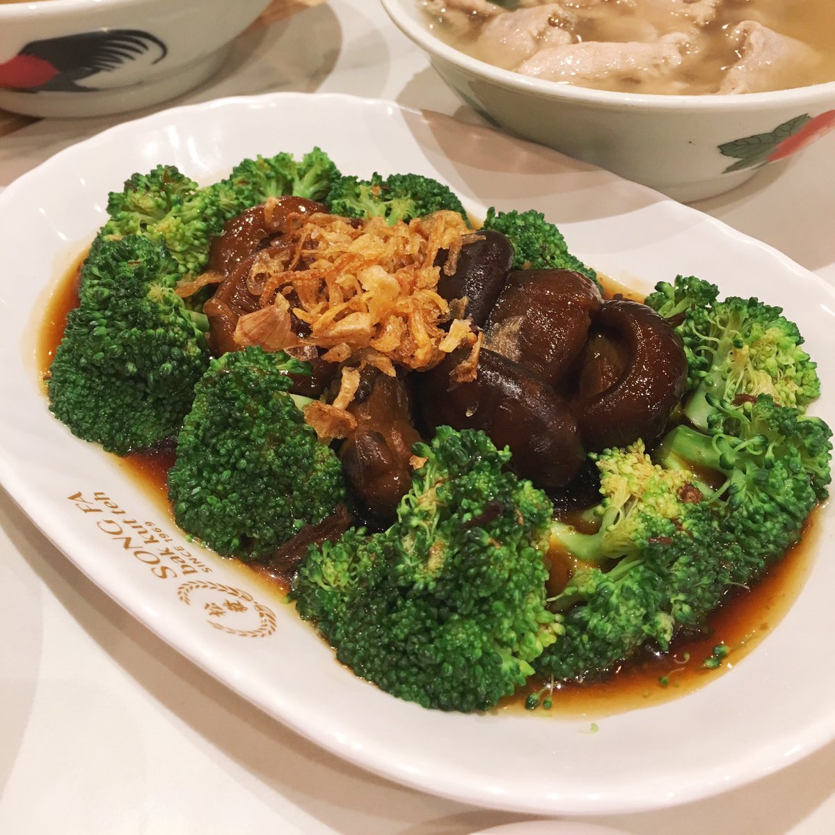 Saturdaysreview's tweet photo. 📌ร้าน Songfa Bah Kut Teh ที่ CTW บักกุ๊ดเต๋ น้ำใส เข้มข้น มีกลิ่นหอมพริกไทย เนื้อหมูเปื่อยๆเอาตะเกียบเขี่ยก็หลุดน้ำซุปเติมไม่อั้น เพิ่งเคยลองเอาปาท่องโก๋จิ้มกับบักกุ๊ดเต๋ตามพนงแนะนำ คือ��ีมาก! ส่วนเมนูตุ๋นคือชอบที่สุด ไส้อร่อยมากอะ ไปลองๆ #อร่อยไปเเดก #อร่อยจนต้องบอกต่อ @aroii https://t.co/eVfaQAAqmD