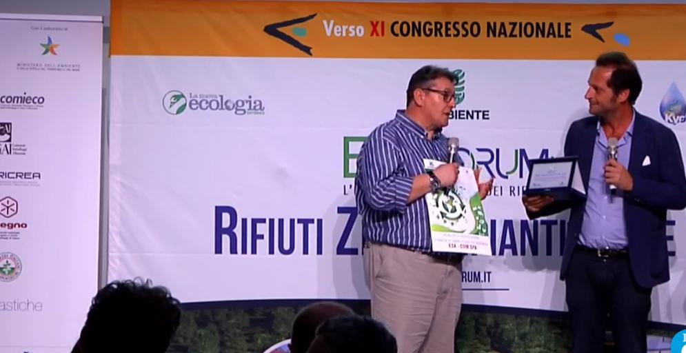 EcoForumLegamb's tweet photo. 🏅 @FaterSmart, leader nel 🚮 riciclo dei prodotti assorbenti per la persona usati, 🏅premia, all'#EcoforumRifiuti 2019, la #EsaComspa, società che opera la raccolta differenziata dei PAP, nella Provincia di #Verona. #ComuniRicicloni https://t.co/ptLR55Ogl9