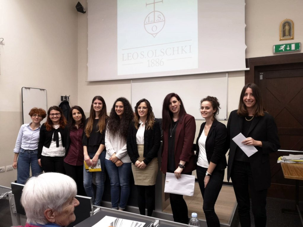 editoriaUnicatt's tweet photo. Scatti-ricordo dal secondo incontro di #EditoriaInProgress sulla storia della #casaeditrice @olschki e giornata importante anche per la consegna delle borse di studio ai nostri masteristi⭐📚
#EIP2019 #editoriaunicatt #professioneditoria… https://t.co/4nEftDT9cU https://t.co/KwR4CYuF9z