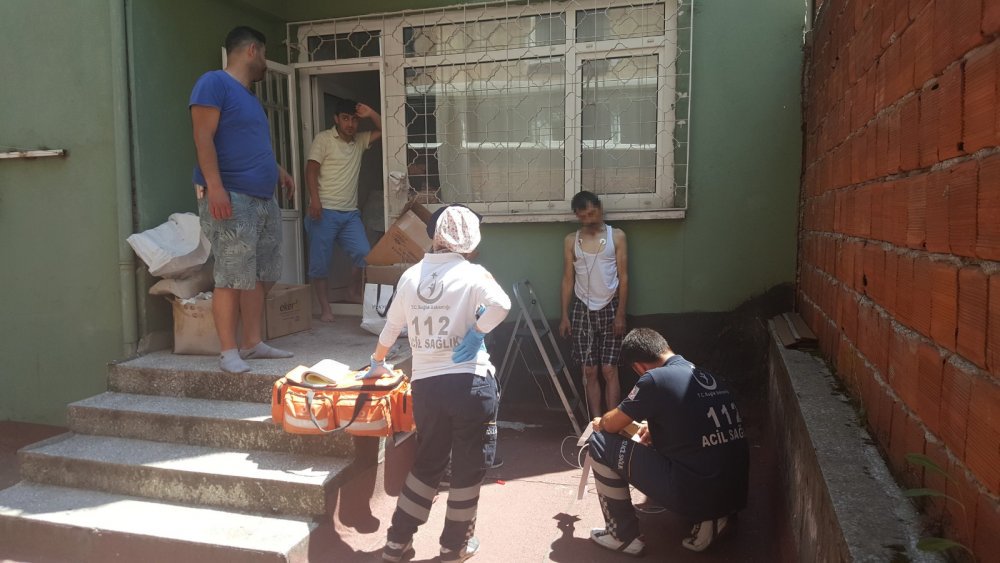 yasarustaportal's tweet photo. Kirayı ödeyemediği için kendini astı |
Emine Erdoğan’ın Japonya gezintisinde koluna taktığı 50 bin dolarlık Hermes marka çanta gündemdeyken, Samsun’un İlkadım ilçesinde yaşayan Yılmaz A., kirasını ödeyemediği için kendini astı.
#Geçinemiyoruz https://t.co/EECXClGU6y