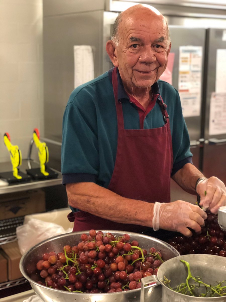 MASH_Lunch_Lady's tweet photo. Meet Jim, one of our volunteers helping with the free summer meals program and we โgrapelyโ appreciate him!! ๐๐ #punintended #volunteerappreciation #masdfoodservice #summermealsprogram https://t.co/EFMgStVr4c