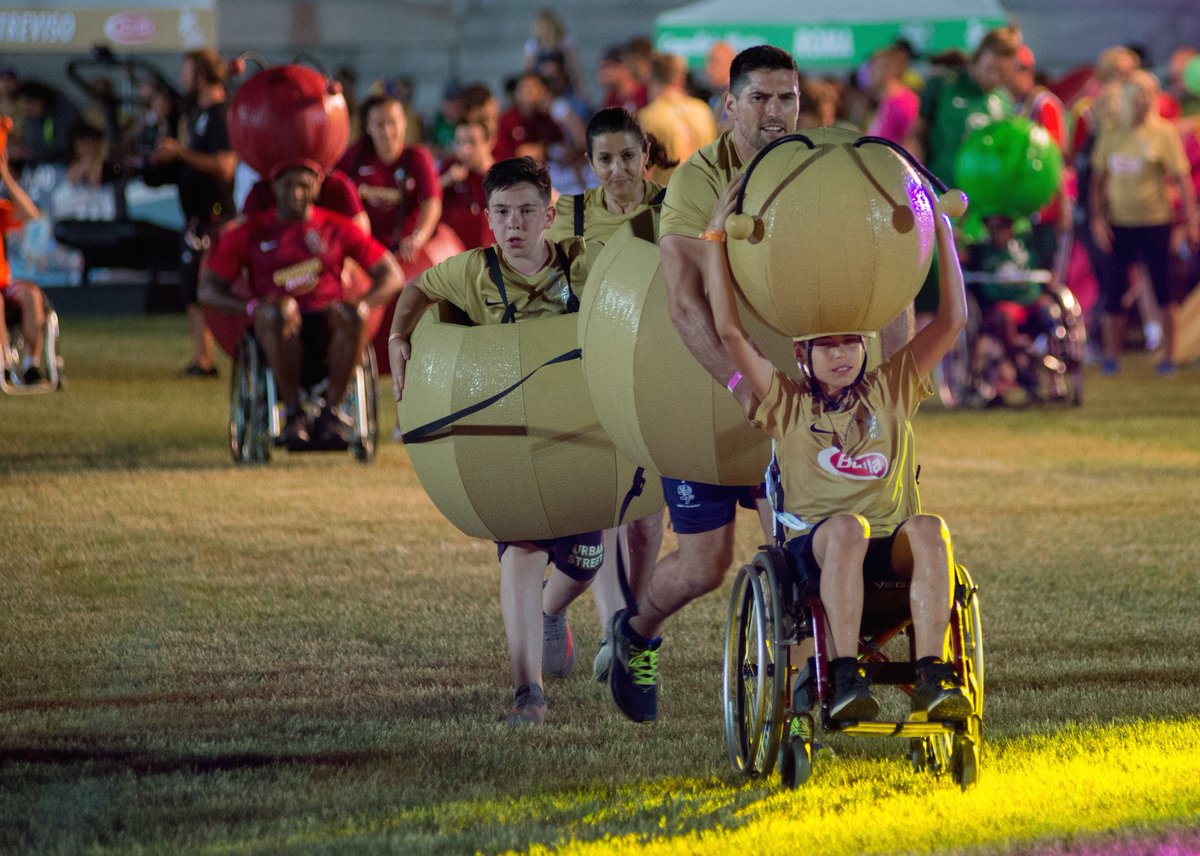 #GIochiSenzaBarriere <a href="/art4sportONLUS/">Ass. art4sport ONLUS</a> con gli Azzurri <a href="/castrito81/">Martin Castro</a>, <a href="/ianmck7/">Ian McKinley</a> e <a href="/FavaroSimone/">simone favaro</a>: il racconto della manifestazione, perchè le barriere si abbattono #insieme ➡ tinyurl.com/y3o9mmzn 💙

📷 Gianfranco Praitano
<a href="/VioBebe/">Beatrice Vio</a> #rugbypassioneitaliana