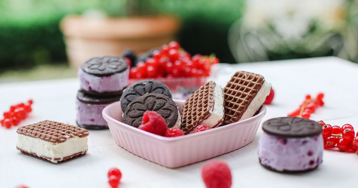 Leckeres Sandwich-Eis geht auch #glutenfrei! Dafür einfach eine Eiscreme eurer Wahl zwischen zwei glutenfreie Kekse streichen und genießen!😊