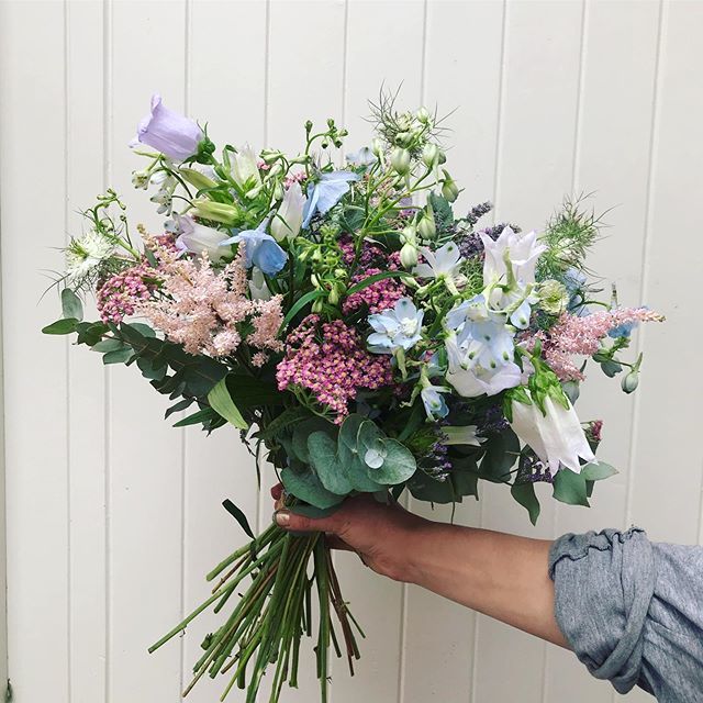 GardeniaLondon's tweet photo. A fresh fluffy summery handtie! •
#gardeniaoflondon#wimbledonvillage #wandsworthcommon #teddington #floristry #flowersofinstagram #flowers #florists #picoftheday #london #forprettysake #londonflorist #pretty #flowerspiration #floralinspiration #luxury #flowerpower #inbloom #… https://t.co/Glw9bbLQSW