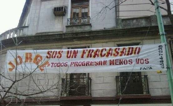 AltamiraJorgito's tweet photo. Me desperté con este pasacalles. Te odio papá, ahora le voy a contar a todo el mundo que sos hermano  Ismael Bermudez y Luis Favre. Los tres hermanitos Wermus 👊🏻 https://t.co/oP4IrOAdwp