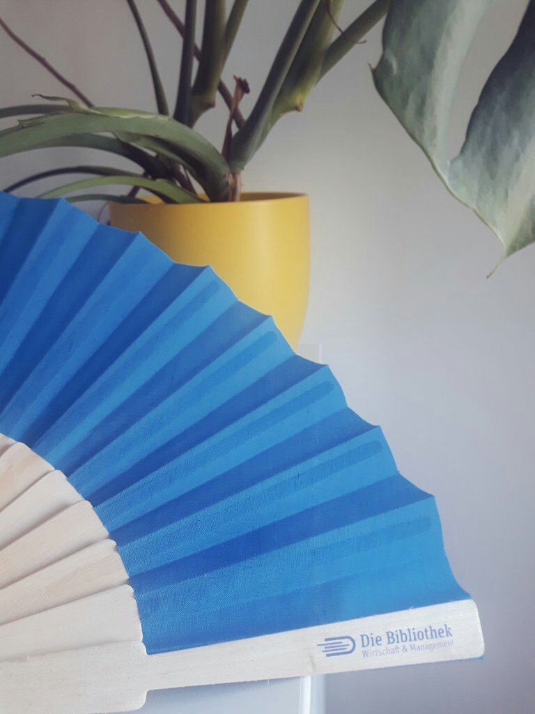 JobbMichaela's tweet image. Unser Beitrag zum Klimaschutz! Fächer statt Klimaanlage für unsere NutzerInnen. #TUBerlin #wiwibib_dbwm #greenlibrary #Hitze #keepcool