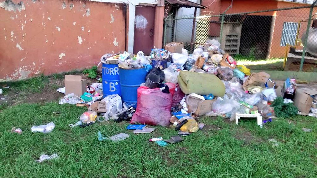 PrensaIvanYaz's tweet photo. #Guayana | #MonitorSP | Urb. Villa Áfricana |  Eso es una sola torre de las residencias en Vista Hermosa. Tiene aproximadamente, 2 metros de alto, cuantro de largo,  y 3 de ancho. 

Se puede observar presencia de animales entre ellos zamuros, gatos, carros, palomas. https://t.co/TrBDIwujpY