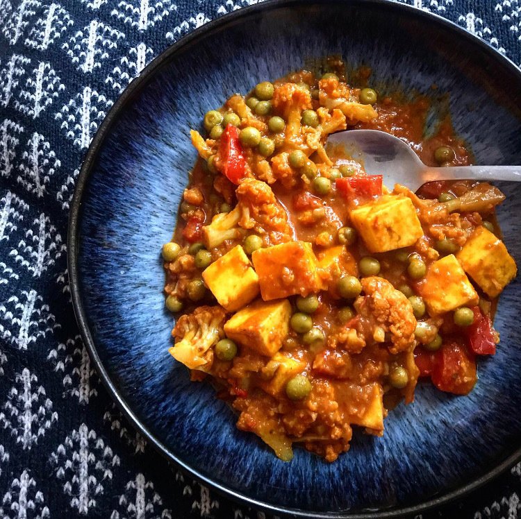 Paneer, pea and cauliflower curry platesandplaces.co.uk/2019/06/27/pan…
