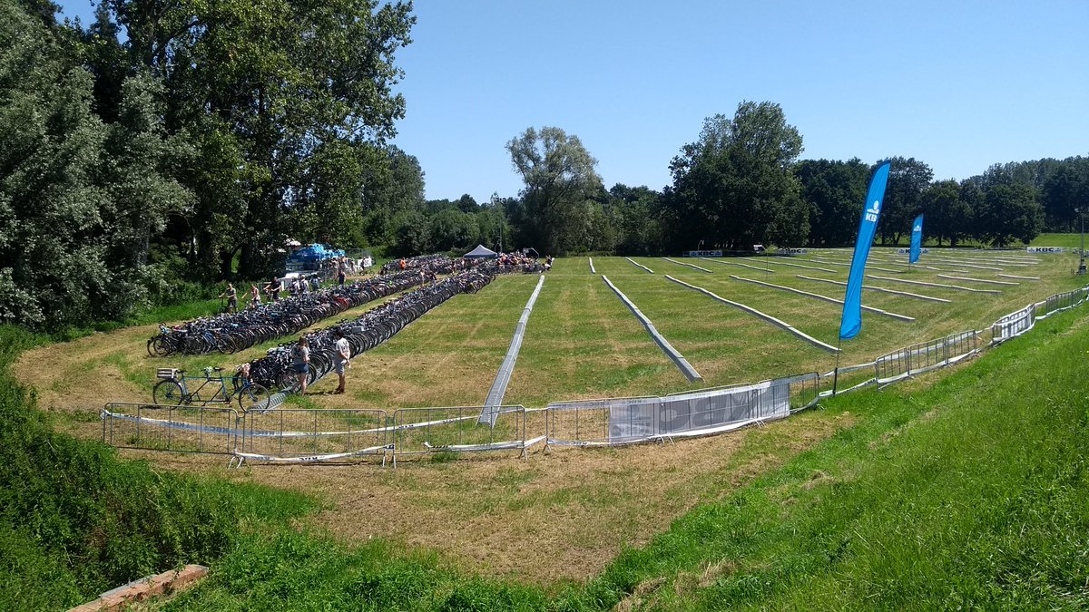 Fietsparking bij Rock Werchter. Weten dat je fiets veilig staat is een belangrijk argument om de fiets te nemen.  #fietsvreugde