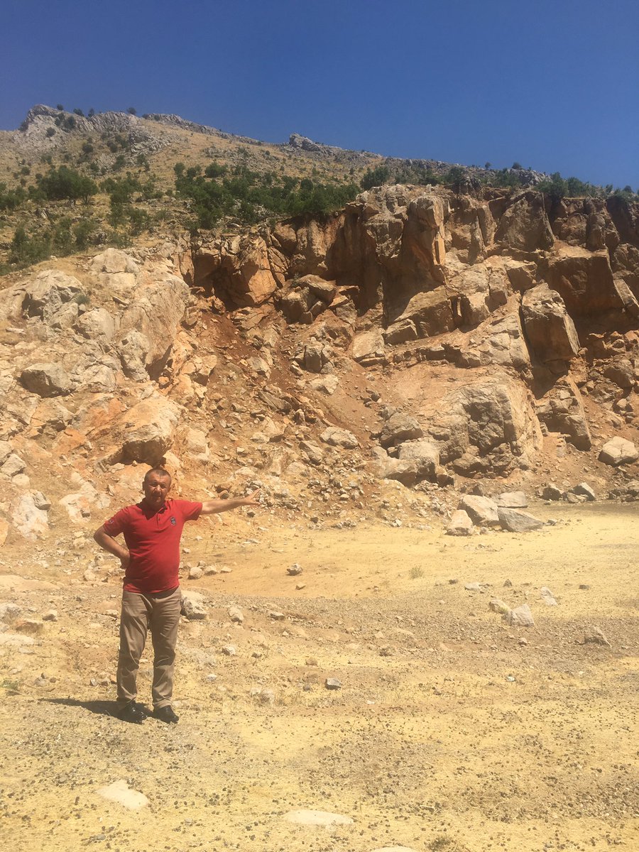 sait_tablag's tweet photo. Bundan birkaç yıl önce;Mermilerin uçuşup,Şehit ve Gazilerin verildiği,Bitlis Hizan bozpinar köyü, bugünlerde;Başta Sn.devlet başk. @RTErdogan ve Sn.@suleymansoylu sayesinde arı-kuş-kelebeklerin uçusup çocukların oynayıp,Vatandaşın piknik alanı haline gelmiştir.Size minnettarız https://t.co/ytqNe9PCMK