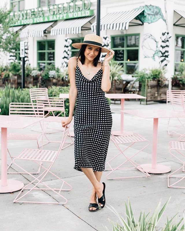 A slip dress + wide brim hat + sandals = perfect summer look👌🏼 - All about polka dots on the blog today. Link in bio #lillybstyle #summeroutfits .
.
.
#momstyle #zaradress #houstonbloggers #summerlooks #outfitsideas #polkadotdress #slipdresses A slip dress + wide brim hat + …