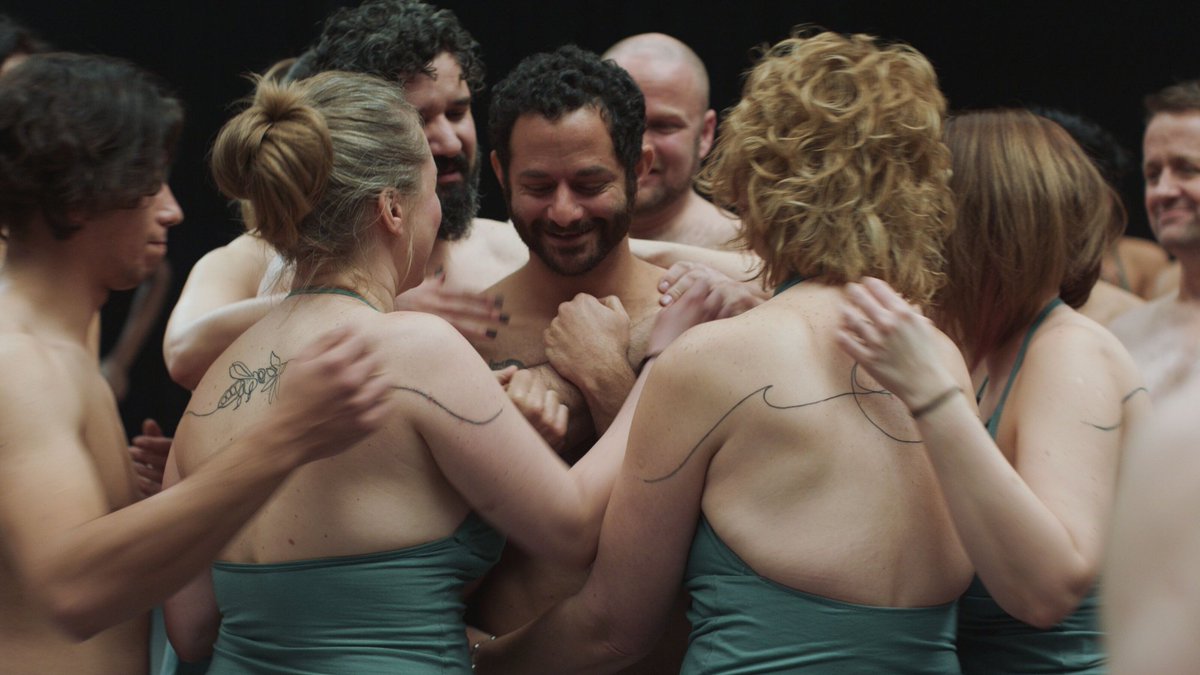 Le similitudini che ci accomunano sono più numerose delle differenze che ci dividono.
61 persone di diversi paesi trasformano il proprio corpo in una tela per trasmettere un messaggio al mondo ⤵️ @momondo
youtube.com/watch?v=0L48Ab…
#owtravelers, #imaworldpiece  #admomondo