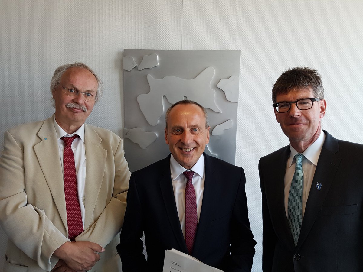 MWGRLP's tweet photo. Wissenschaftsminister Konrad #Wolf stellte heute den neuen Entwurf des #Landeshochschulgesetz vor. Mit dem über 250 Seiten starken Entwurf strebt Wolf eine weitere #Öffnung und #Modernisierung der Hochschulen an. Weitere Infos unter https://t.co/UoEZ2cUwED #offenehochschule https://t.co/AMXNSAmOST