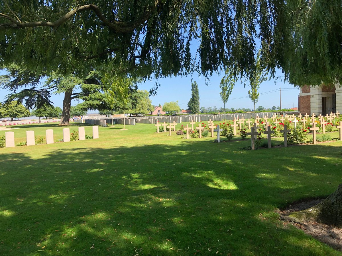 SPFHistory's tweet photo. Inspiring to hear the many questions the students have about the scale of sacrifice at every turn! @SPFSeniors @AngliaTours @SPFSchools #spfconnected https://t.co/3BZP1hvBk6