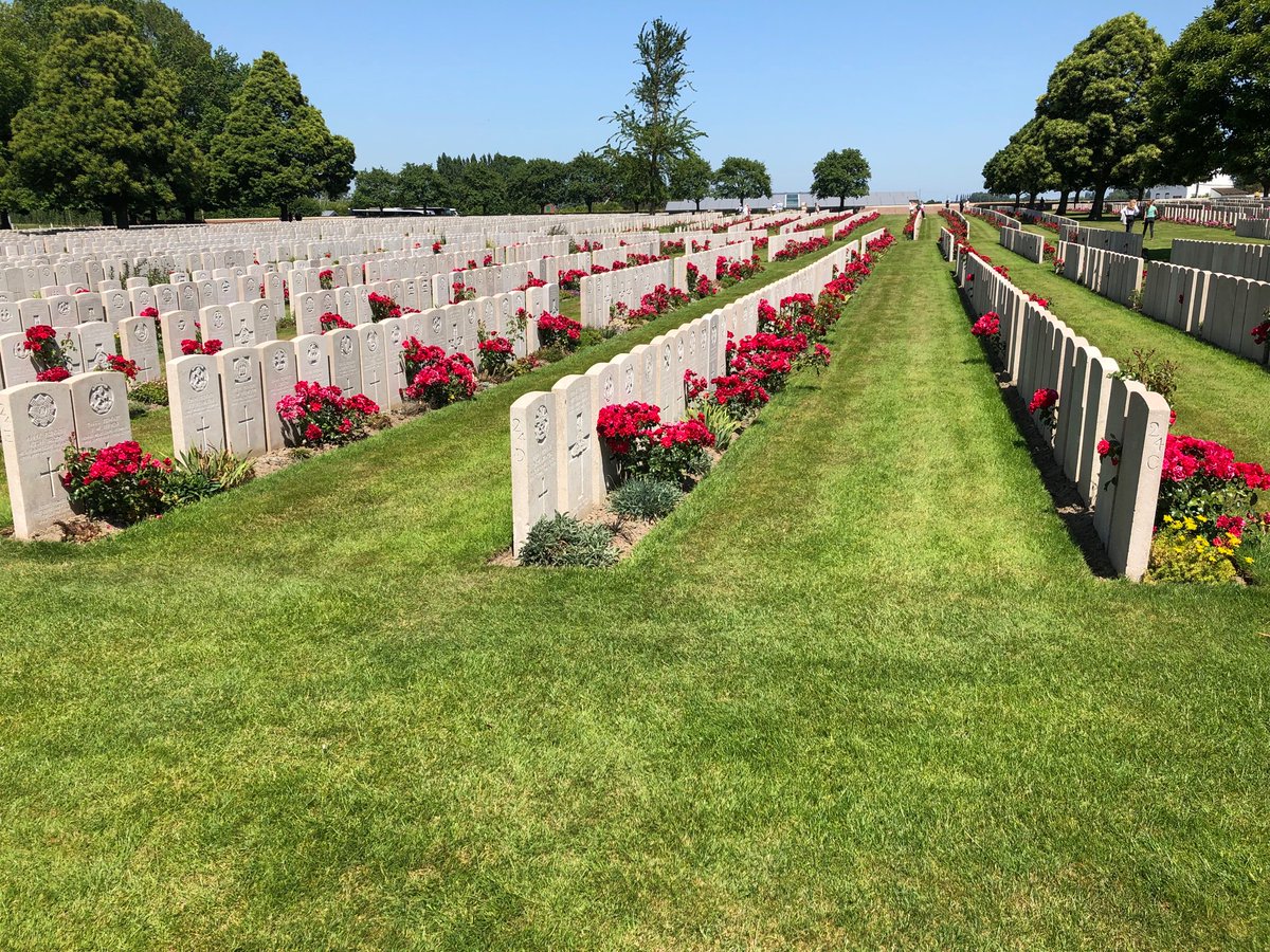SPFHistory's tweet photo. Inspiring to hear the many questions the students have about the scale of sacrifice at every turn! @SPFSeniors @AngliaTours @SPFSchools #spfconnected https://t.co/3BZP1hvBk6