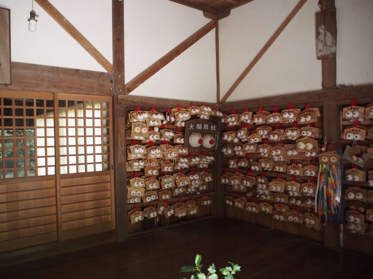 全日本旅オブザイヤー委員会 Twitter પર 軽部神社 岡山県総社市 乳神信仰 そうおっぱい神社 安産や母乳の出を願っておっぱいを形どった絵馬がたくさん奉納されています 今は枯れてますが垂乳根の桜という枝垂れ桜があってそこから飽くなき想像力でおっぱい神社へ