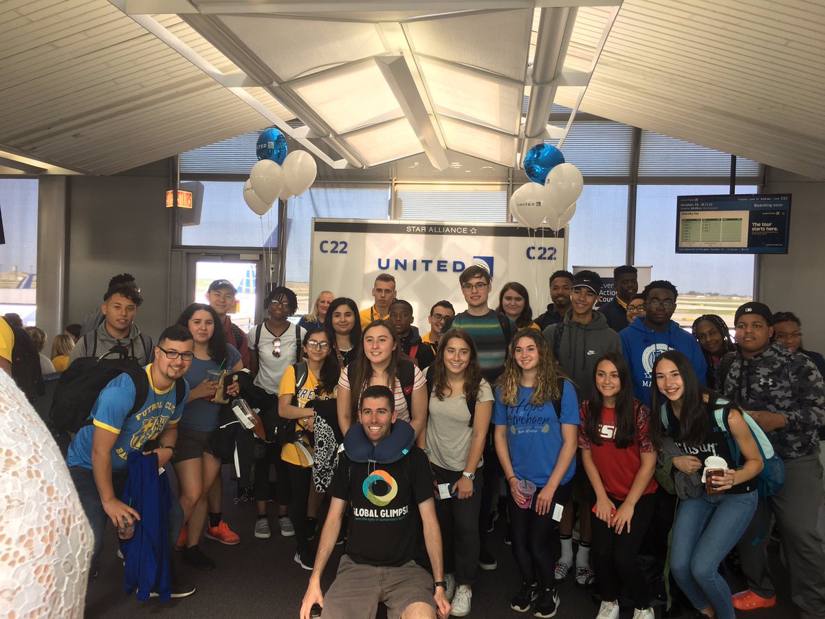 Flew out of ORD with @Globalglimpse_t heading south. They got a great send off from our Summer Associates @weareunited #unitedsummerassociates