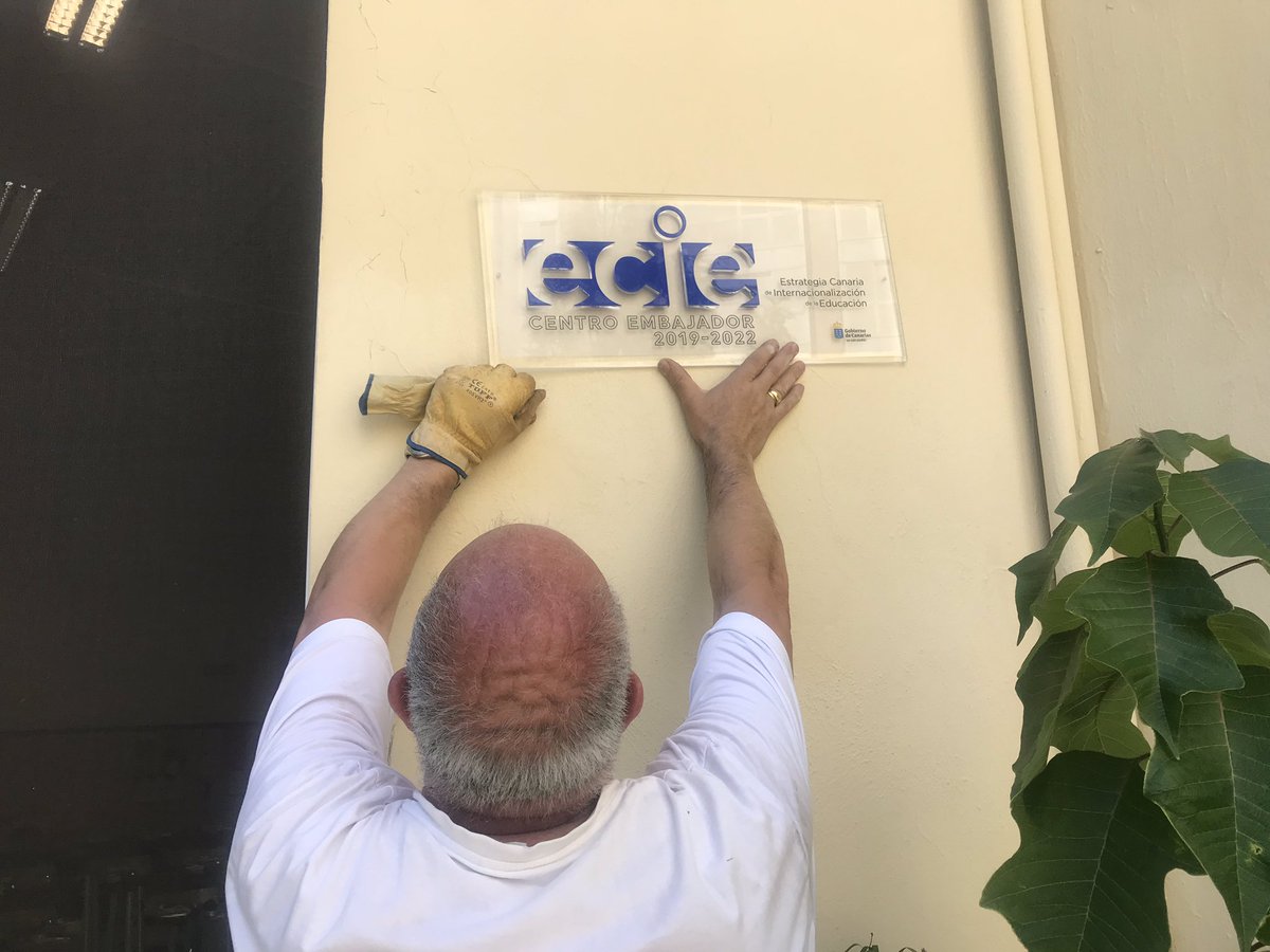 El CEIP Isabel la Católica <a href="/colegioelcabo/">CEIP IsabelaCatólica</a> @EducacionCan recibe el reconocimiento como centro embajador <a href="/ECIE_gobcan/">ECIE GobCan</a> Muchísimas gracias <a href="/DavidPdionis/">David Pérezdionis</a> <a href="/MjorperJorge/">Manuel Jorge</a> <a href="/OPEECanarias/">OPEEC</a> <a href="/EUErasmusPlus/">Erasmus+</a> <a href="/sepiegob/">SEPIE</a>