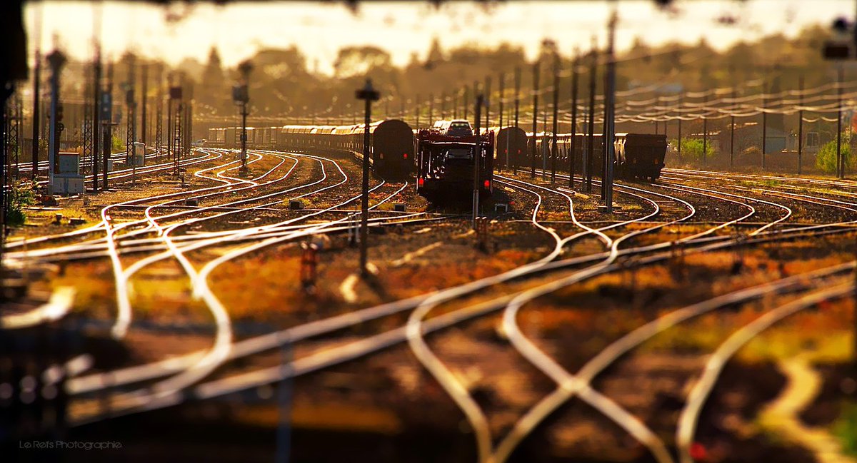 Lerefs143_'s tweet image. Trainyard. 
.
#JeudiPhoto #trainyard #nimes #SNCF #tiltshift #lerefs @SNCF