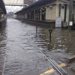 台風の影響で習志野駅が浸水!？そんな中果敢に突っ込む新京成線!