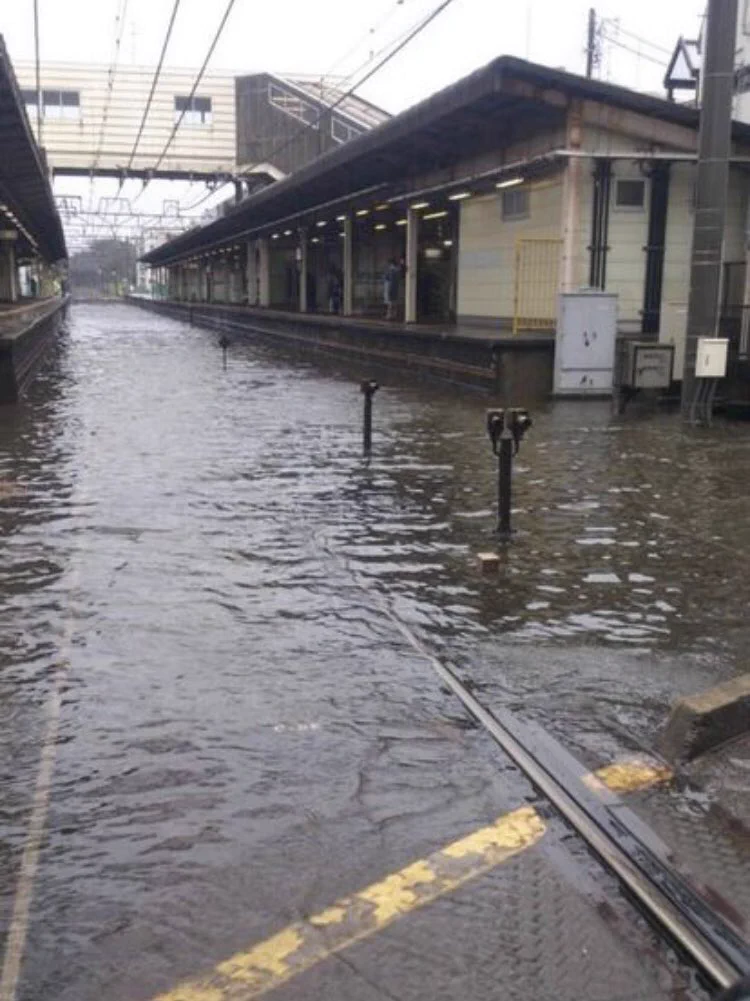 台風の影響で習志野駅が浸水！？そんな中果敢に突っ込む新京成線www