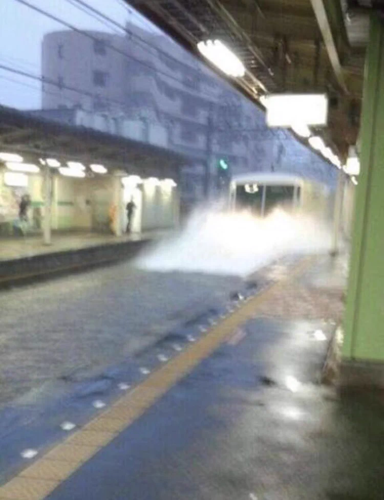 台風の影響で習志野駅が浸水！？そんな中果敢に突っ込む新京成線www
