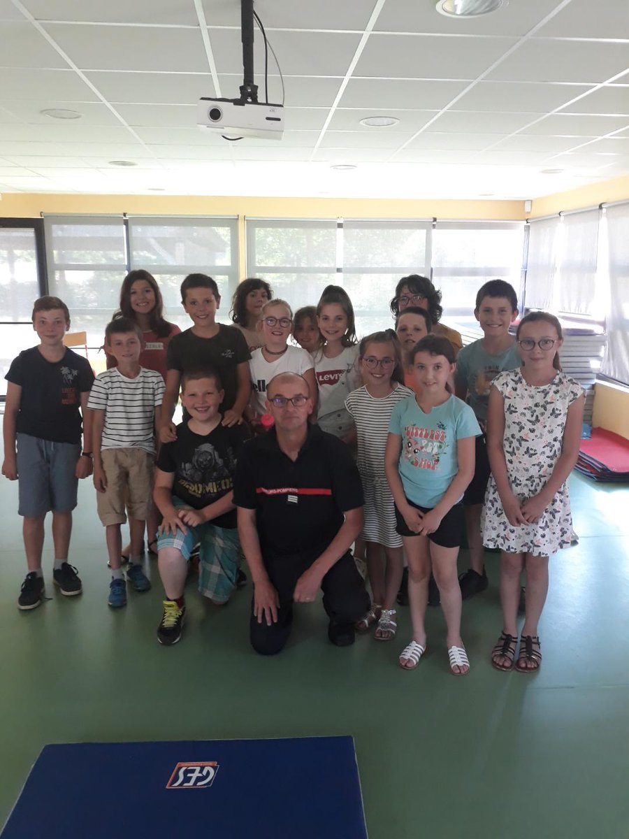 SDIS_49's tweet photo. En cette période de #canicule et parce qu'il n'y a pas d'âge pour connaitre les #gestesquisauvent les élèves de l'école de #Daumeray @Maine_et_Loire ont été sensibilisés aux comportements qui sauvent #jeunes #prevention https://t.co/ILOqDzFc5e