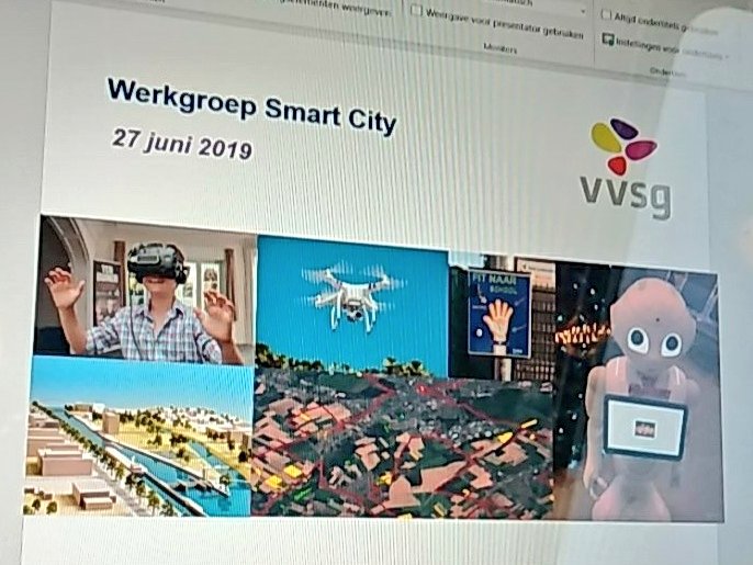 Vandaag met werkgroep #smartcity te gast in Mechelen. We wisselden info en ideeën uit, <a href="/mieke_vc/">Mieke VC</a> vertelde over het programma slimme stad <a href="/StadMechelen/">Stad Mechelen</a> en we kregen een rondleiding in het <a href="/Fluvius_be/">Fluvius</a> demopark. Zoals altijd heel boeiende uitwisseling met een fijne, gedreven groep!