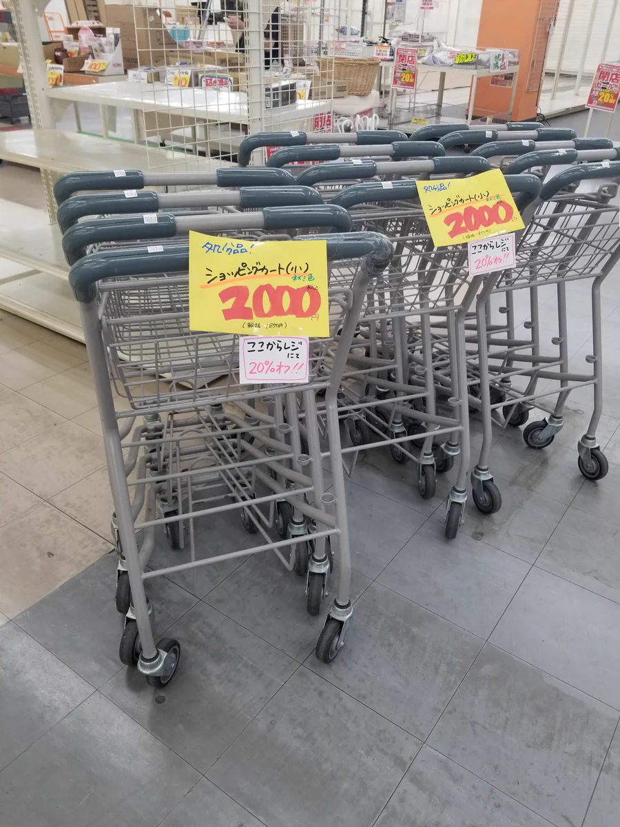 ショッピングセンターの閉店セールで？ショッピングカートが売られてるwww