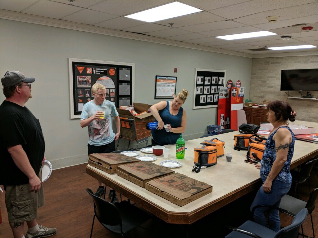 Assemblers enjoying lunch on us at store 2404!!! ⁦<a href="/JCHomeDepot/">John Carr</a>⁩ ⁦<a href="/JPhillipsD176/">Jason Phillips</a>⁩ ⁦<a href="/JasonArigoni/">Jason Arigoni</a>⁩