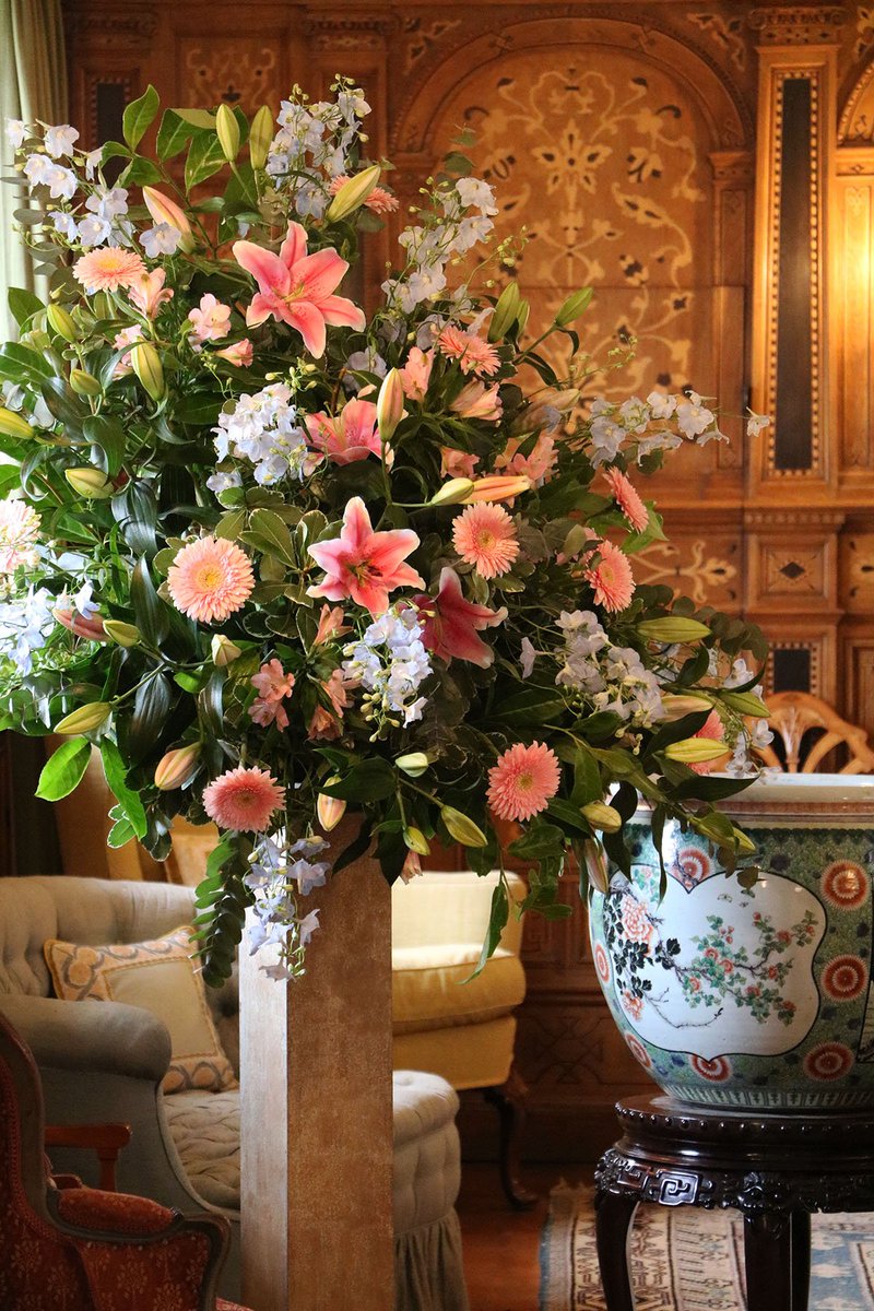 hevercastle's tweet photo. The Castle is currently adorned with stunning English floral displays for Hever in Bloom ❤️ https://t.co/vZYfOOfiyM #HeverCastle #HeverinBloom #Flowers #FlowerEvent #ThursdayMotivation #ThursdayThoughts #AnneBoleyn @GdnMediaGuild https://t.co/TJujniZe4W