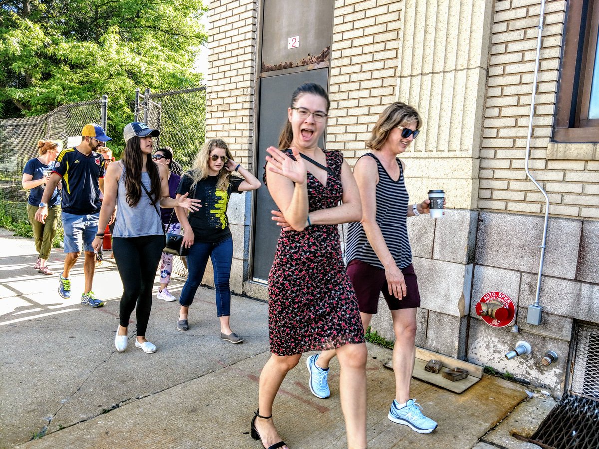 erikk292mke's tweet photo. Another beautiful morning 4 @NEWaukee #SideWAUKSessions in #Riverwest as we toured #CreamCityHostel while learning more bout the growing businesses on Center Street in #Milwaukee. Thanks @julikaufmann 4 the recommendation. #SideWAUK #SideWAUKSession #StepOutsideYourComfortZone https://t.co/qdBpPaead5