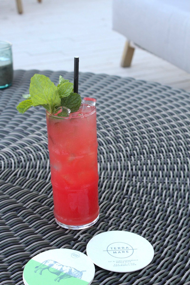 Friday feels 😍 // happy hour starts at 4pm