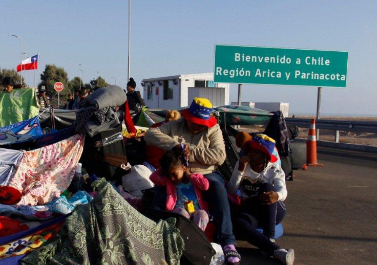 CNNChile's tweet photo. INDH evalúa acciones legales para que migrantes en el paso Chacalluta puedan ingresar a Chile https://t.co/O7rMMYC6bj https://t.co/hkOKANLs67